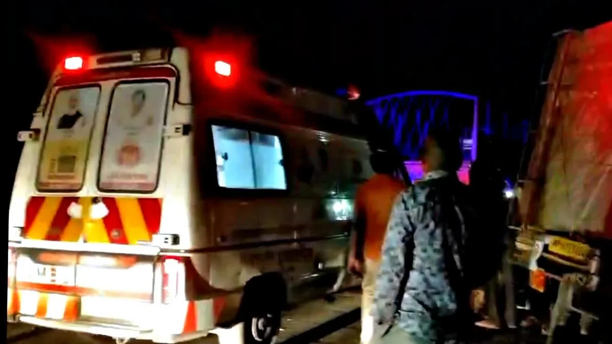 शहडोल में भीषण हादसा, पिकअप का टायर फटा और ट्रक से जा टकराई, 2 की मौत कई घायल 