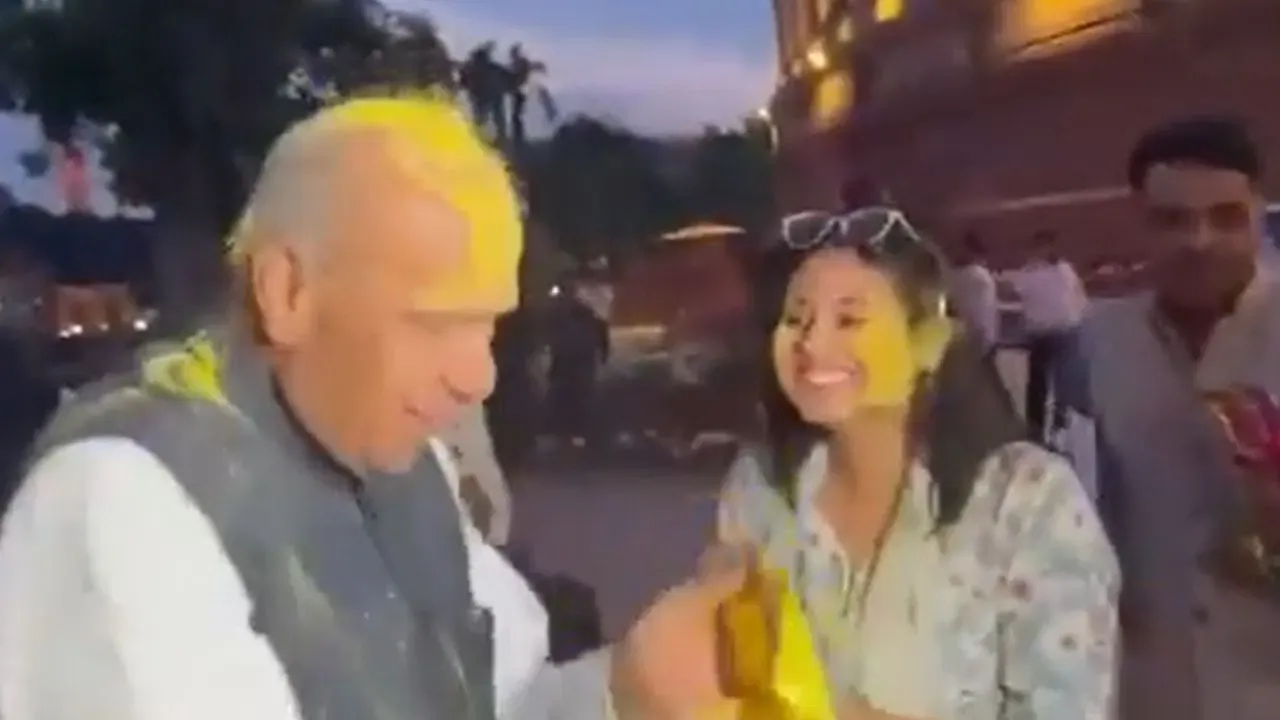 सपा सांसद प्रिया सरोज ने संसद में जमकर खेला रंग, जानिए किसके साथ खेली होली?