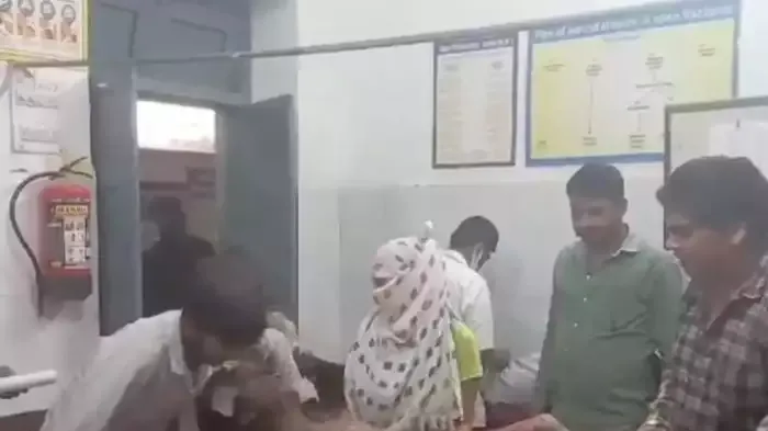 फेमस होने की सनक पड़ी भारी..... मालगाड़ी पर रील बनाने चढ़ा युवक, हाईटेंशन चपेट में झुलसा
