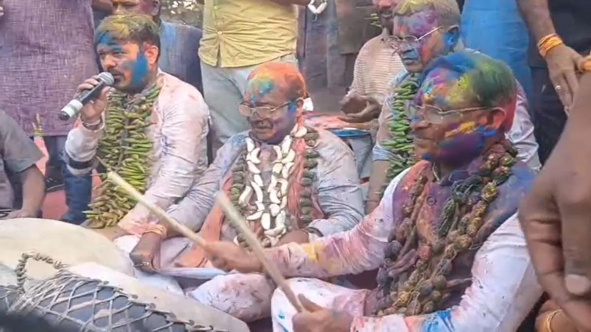 सीएम साय ने बजाया नगाड़ा, फाग गीतों पर जमकर झूमे जनप्रतिनिधि-पत्रकार, देखें VIDEO…
