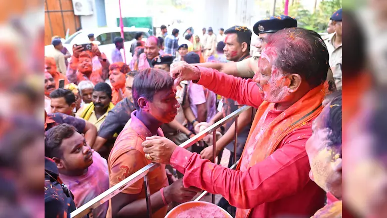 छत्तीसगढ़ के सीएम ने ग्रामीणों के साथ खेली होली, बोले- ये आपसी मेलजोल का उत्सव है