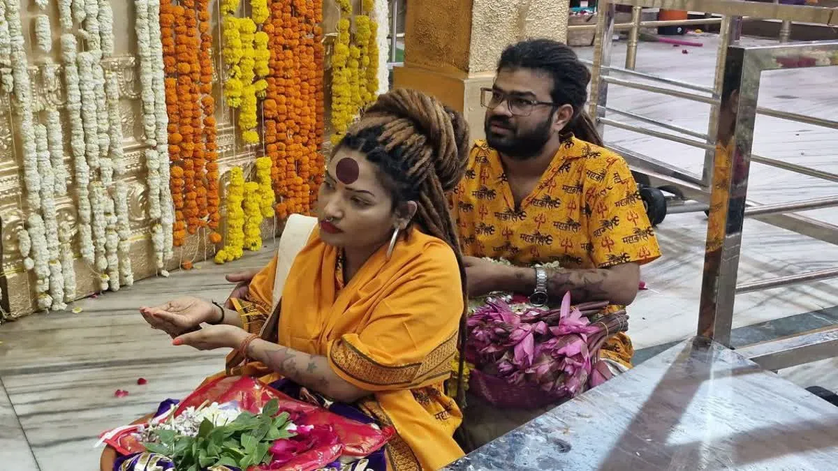 भगवा वस्त्र में तिलक लगा बाबा महाकाल के दर पर भजन गायिका शहनाज अख्तर ने लगाया ध्यान
