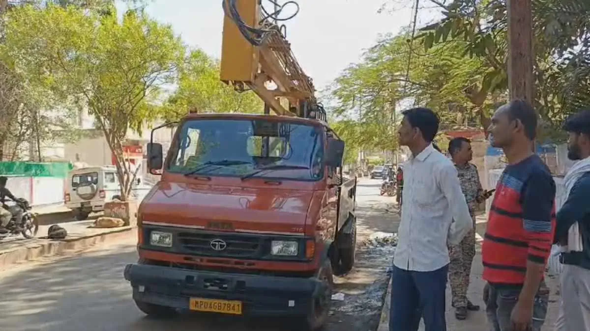 शिवपुरी में बिजली विभाग के कर्मचारियों को दौड़ा-दौड़ाकर पीटा, कपड़े भी फाड़े
