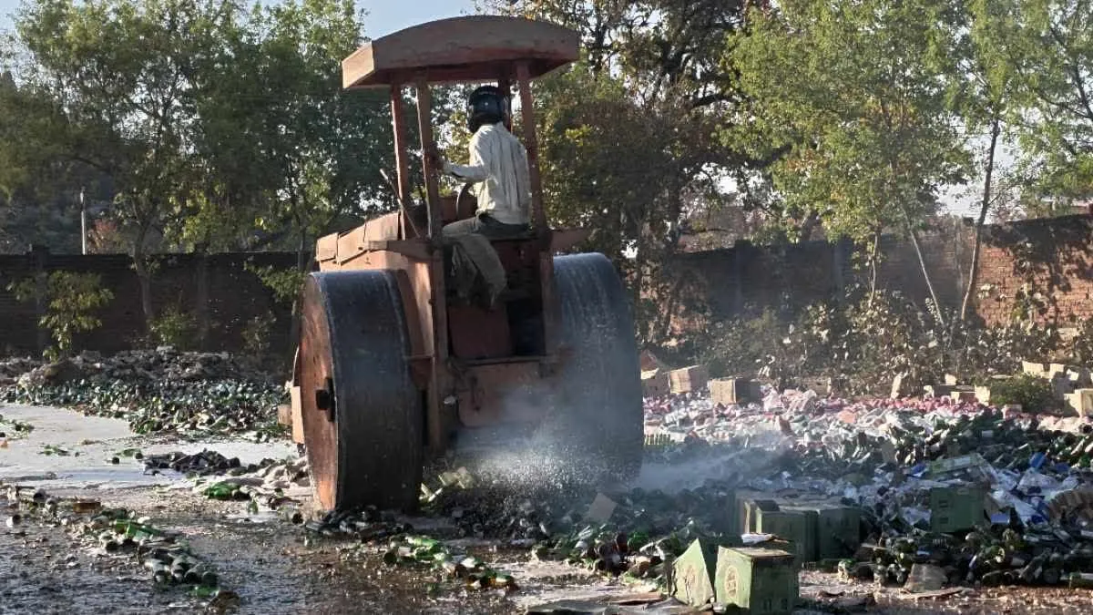 बही करोड़ों की शराब, बोतलों को मैदान में बिछा चलाया बुलडोजर