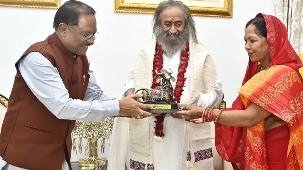 श्री श्री रविशंकर ने सीएम विष्णुदेव साय से की मुलाकात, शंखनाद महासत्संग का दिया न्यौता
