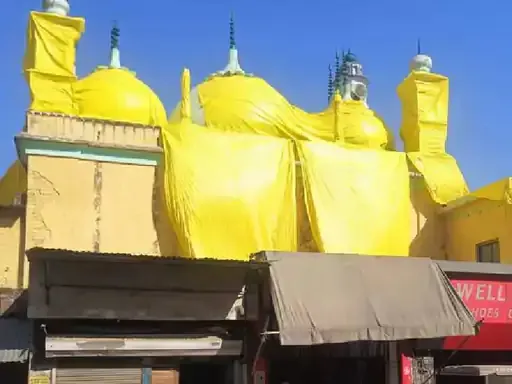 यूपी में होली से पहले मस्जिदों को तिरपाल से ढंका:10 जिलों में जुमे की नमाज का वक्त बदला