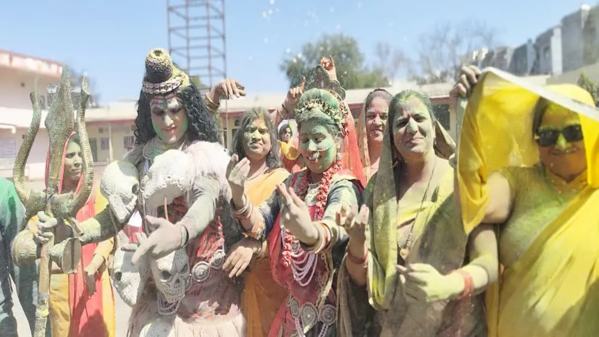 भूत-प्रेतों के साथ होली खेल रहे थे महाकाल, सखियों के साथ गुलाल लेकर आ गईं पार्वती