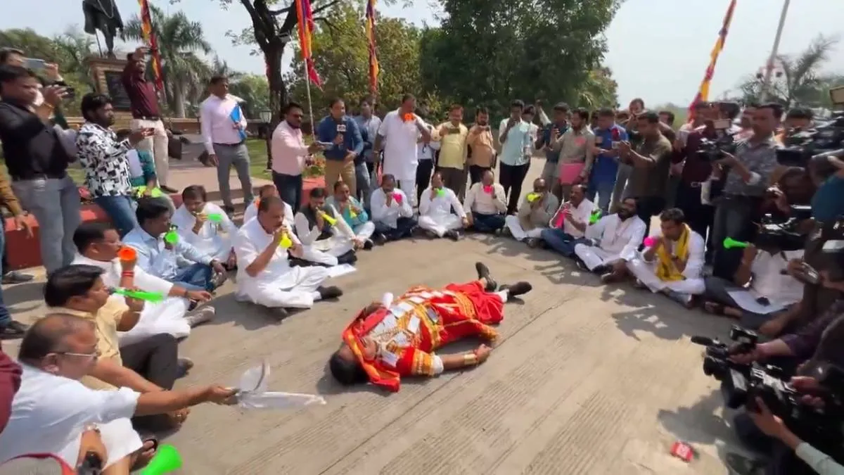 विधानसभा में कुंभकरण बनकर पहुंचे कांग्रेस विधायक