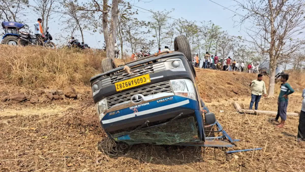 स्कूली बच्चों से भरी वैन पलटी, धमतरी के मगरलोड में हुआ हादसा