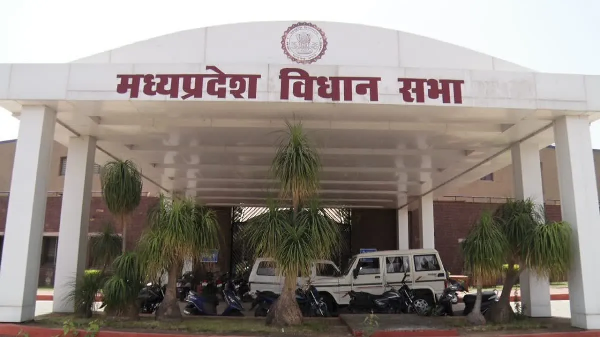पैरों में गिरने को तैयार कांग्रेस विधायक, रोने लगे मोहन यादव के मंत्री 
