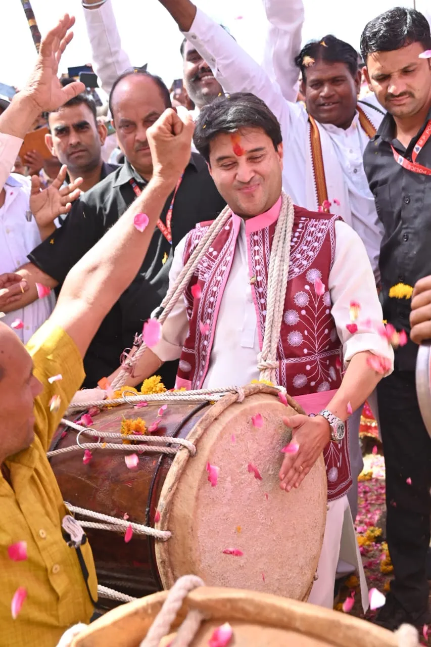 होली मिलन समारोह में आदिवासियों के साथ थिरके सिंधिया