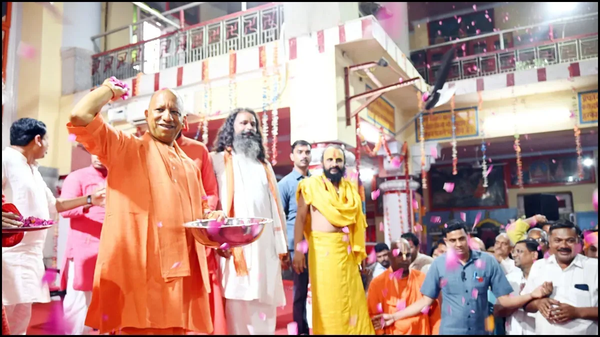 उत्तर प्रदेश में कड़ी सुरक्षा के बीच शांतिपूर्ण तरीके से संपन्न हुआ होली का जश्न, सीएम योगी ने गाय-बछड़ों को लगाया गुलाल