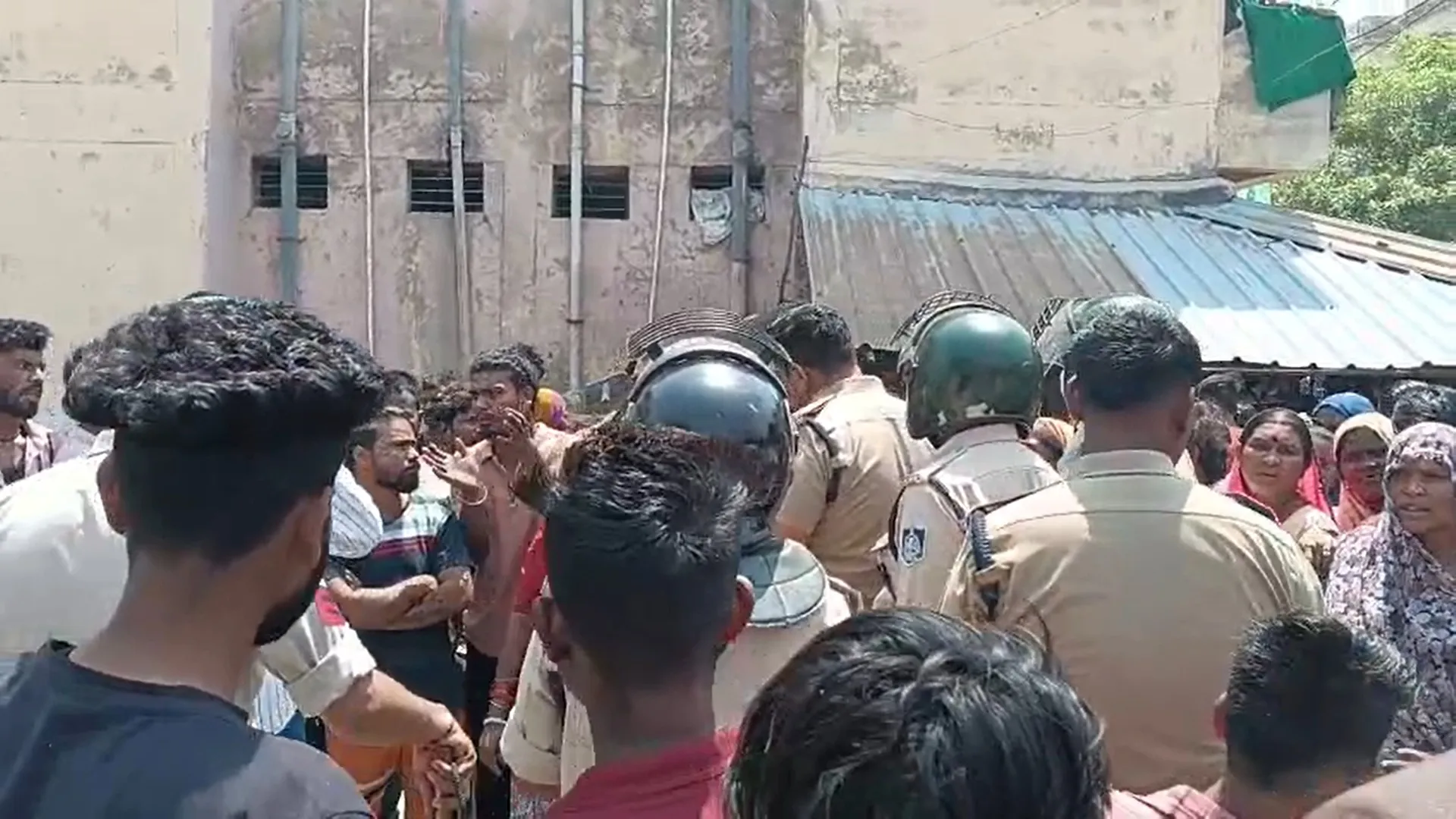 पीएम आवास योजना में अतिक्रमण, नगर निगम ने पुलिस बल के साथ हटाया कब्जा