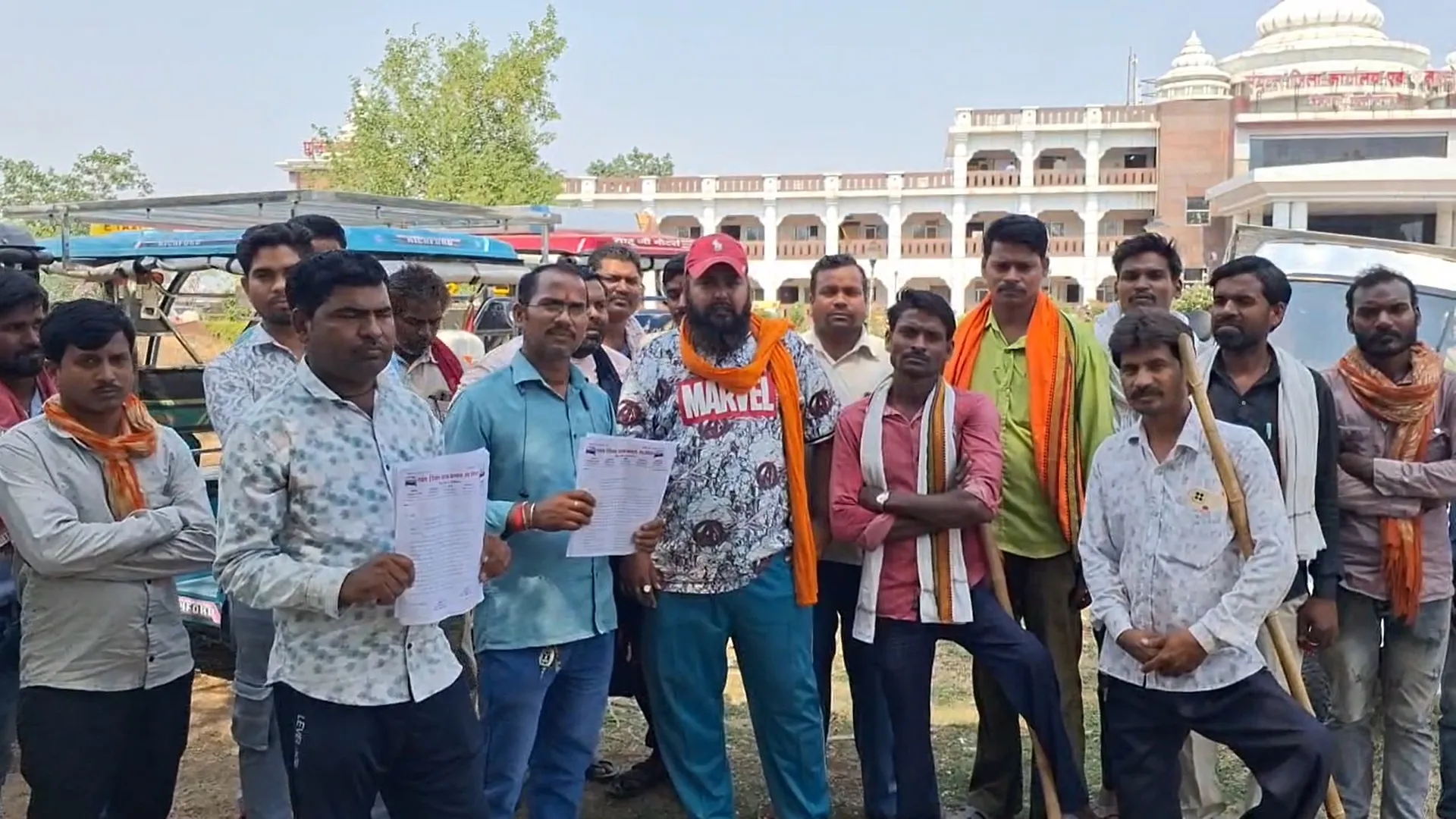 बेमेतरा में ई-रिक्शा चालकों की दुश्वारी: स्थायी स्टैंड की मांग को लेकर कलेक्टोरेट पहुंचे चालक