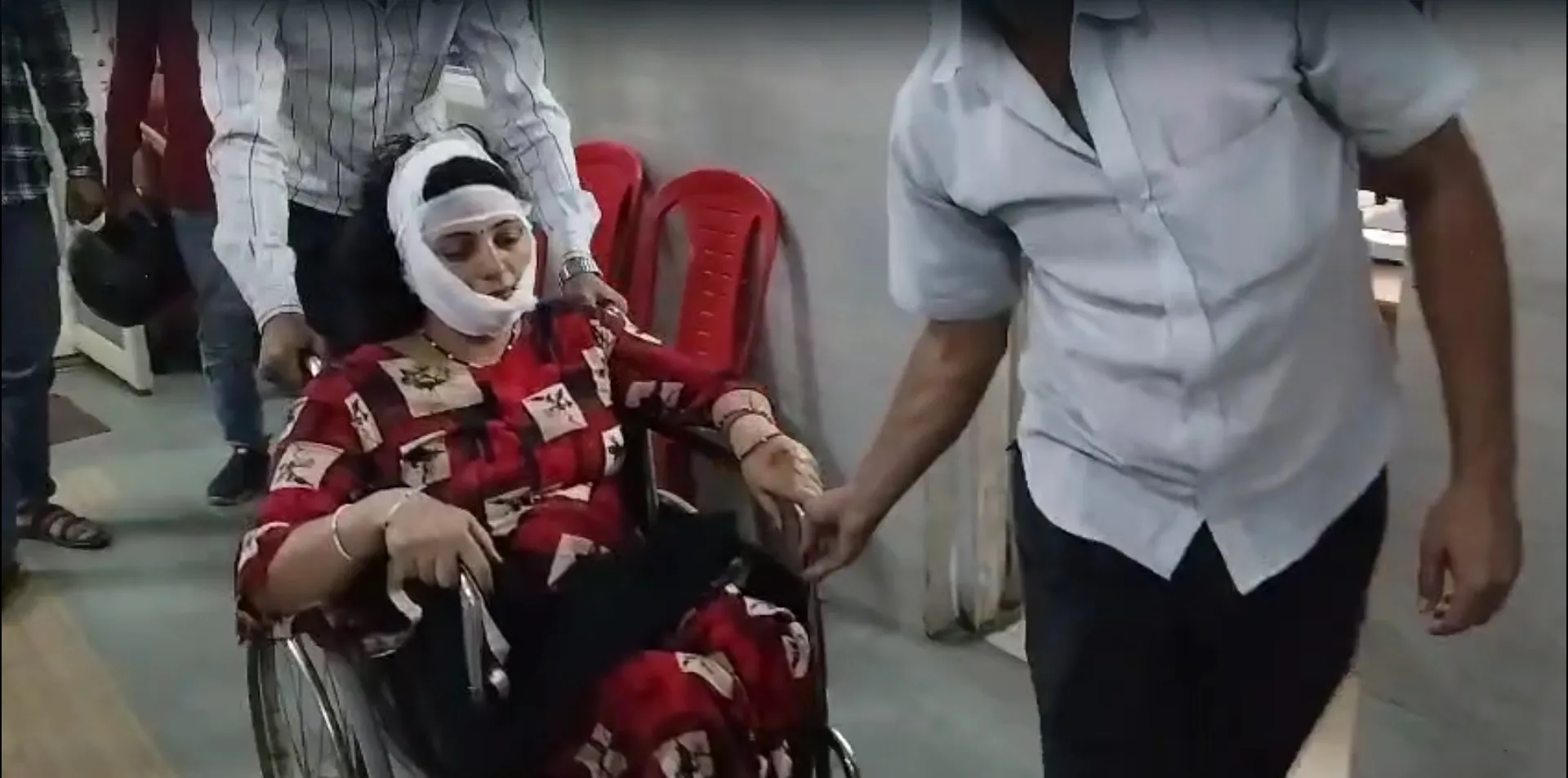 सिंगरौली: इंदिरा चौक पर भारी होर्डिंग गिरने से शिक्षक की मौत, शिक्षिका गंभीर घायल, परिजनों ने प्रशासन के खिलाफ जताया आक्रोश