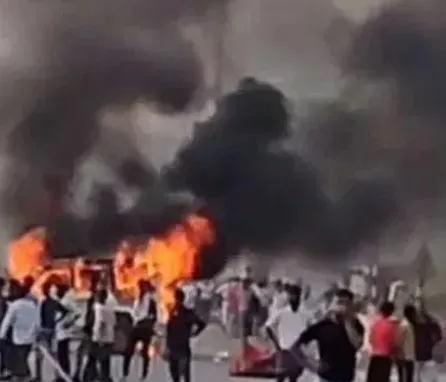 वक्फ कानून के विरोध में फिर भड़की हिंसा: मुर्शिदाबाद में बमबाजी, आगजनी और पथराव; कई पुलिसकर्मी घायल