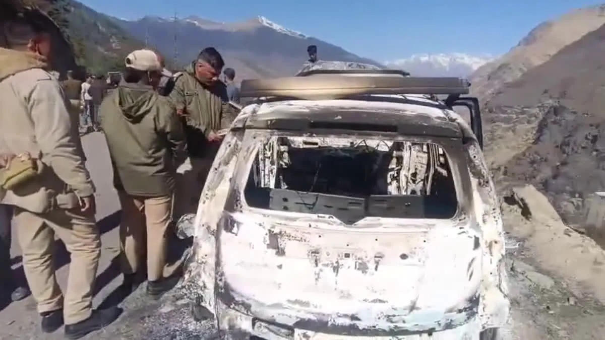 उत्तराखंड के चमोली में जली कार में मिला महिला का कंकाल, कर्नाटक नंबर का है वाहन 