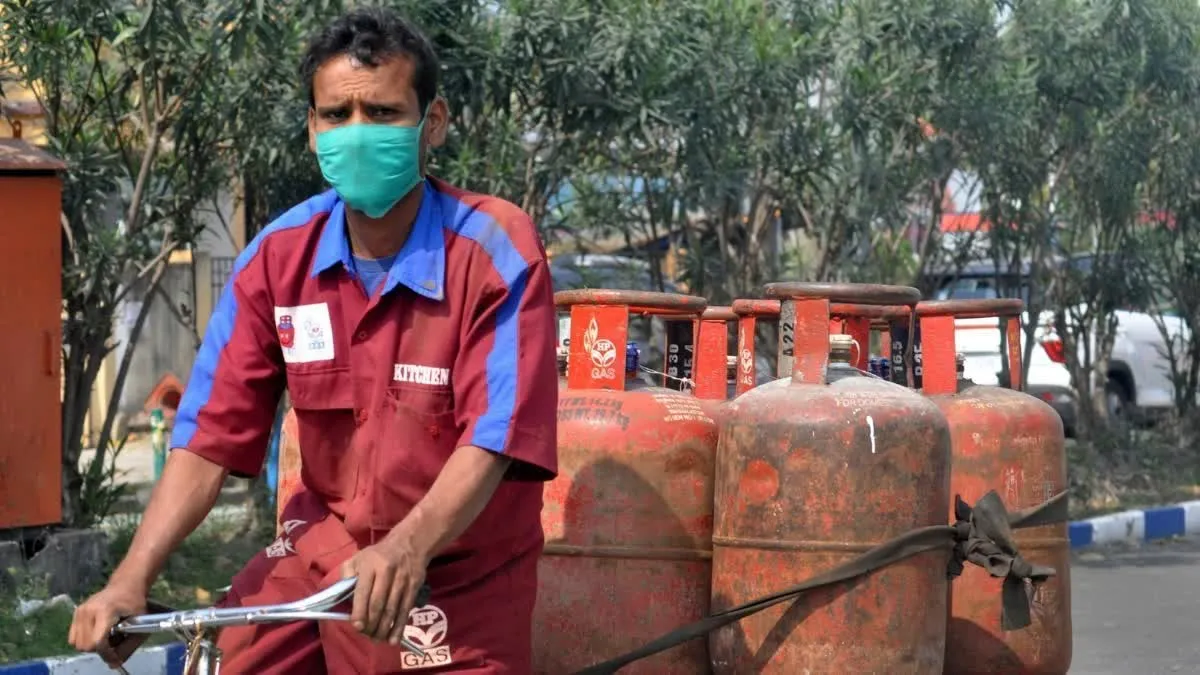 नीेद खुलने से पहले मिली बड़ी खुशखबरी, LPG गैस सिलेंडर के दाम में बंपर कटौती