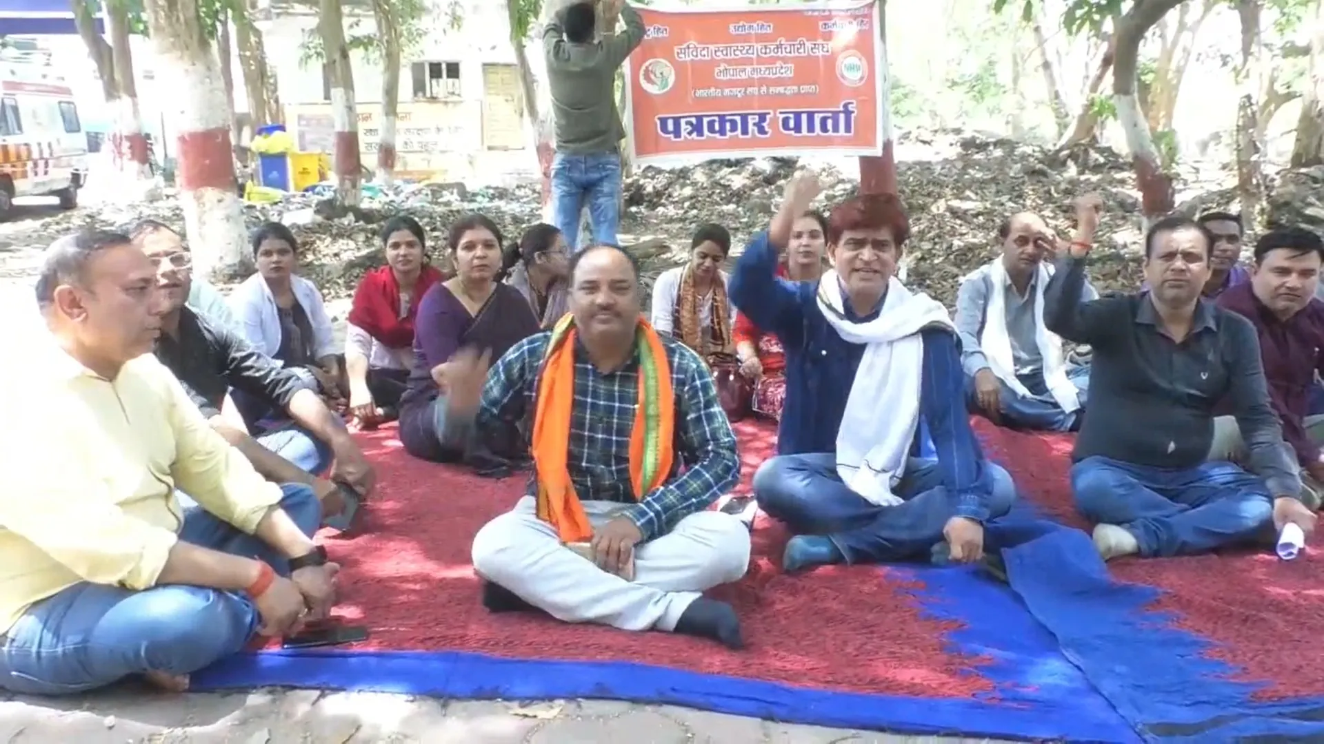 भोपाल में संविदा स्वास्थ्य कर्मचारियों का अनिश्चितकालीन आंदोलन शुरू, प्रदेशभर में स्वास्थ्य सेवाएं प्रभावित