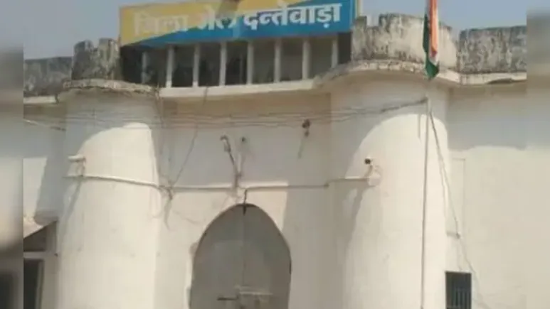 जेल में बंद CAF का पूर्व जवान फरार, शाह के दौरे के बीच कैदी को ढूंढने पुलिस के छूट रहे पसीने  