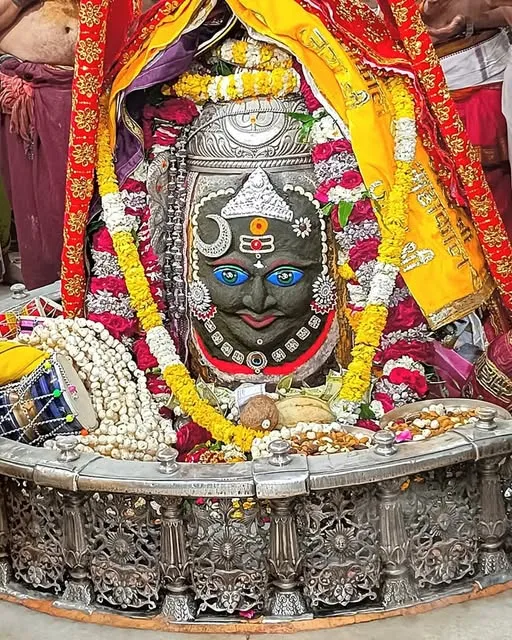 भगवान महाकाल के मस्तक पर चंद्र, मुकुट और आभूषण अर्पित कर दिव्य श्रृंगार