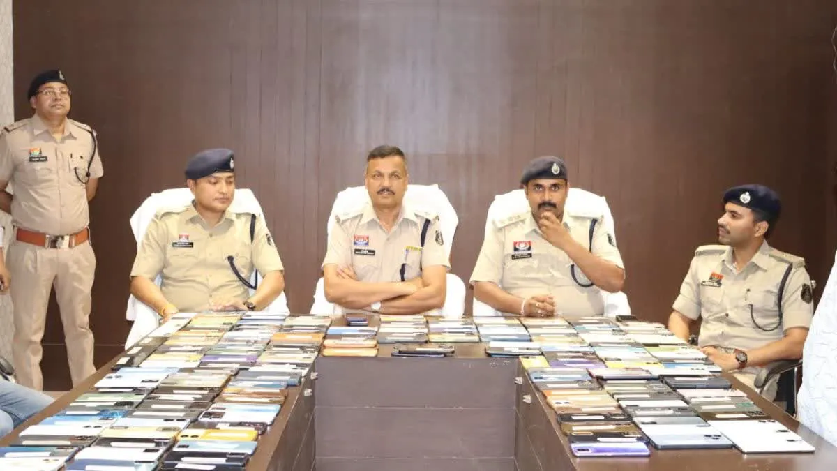 कवर्धा में 35 लाख के गुम मोबाइल फोन बरामद, फोन मालिकों को मिली खुशियां
