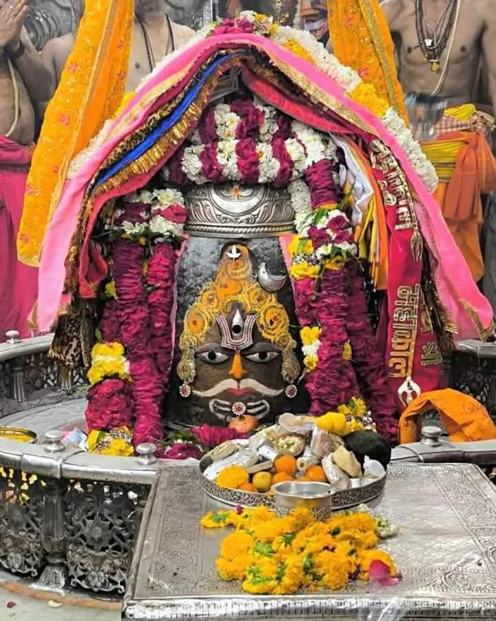 भगवान महाकालेश्वर का राजा स्वरूप में दिव्य श्रृंगार