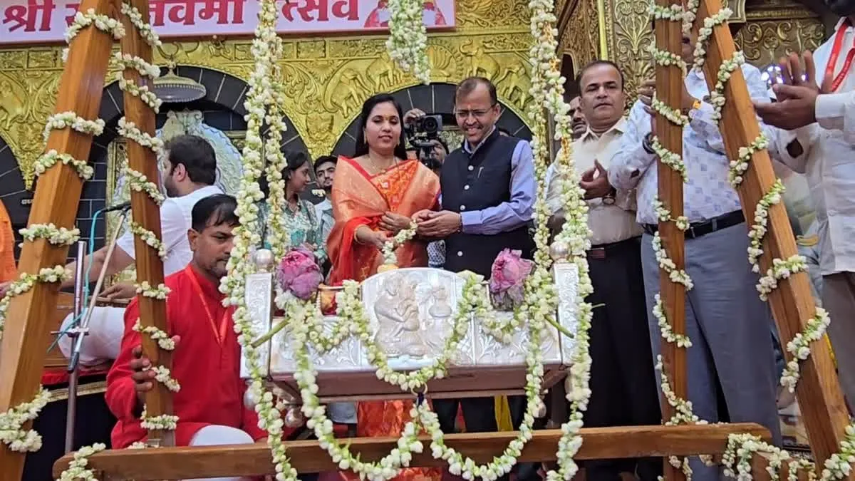 राम और साईंमय हुआ शिरडी, तो नागपुर में मुस्लिम समुदाय ने रैली में बरसाए फूल