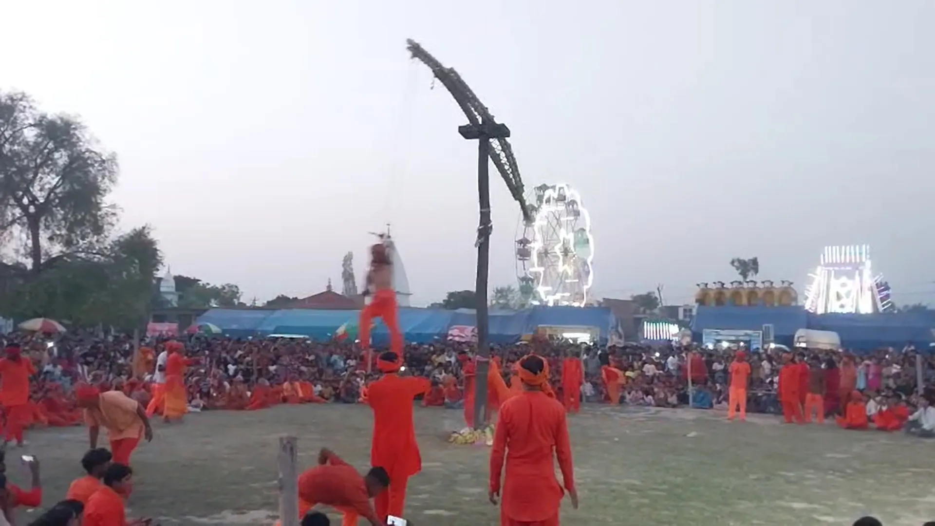 चड़क पूजा में संन्यासियों ने दिखाए हैरतअंगेज करतब, शिवभक्ति में डूबा शक्तिफार्म
