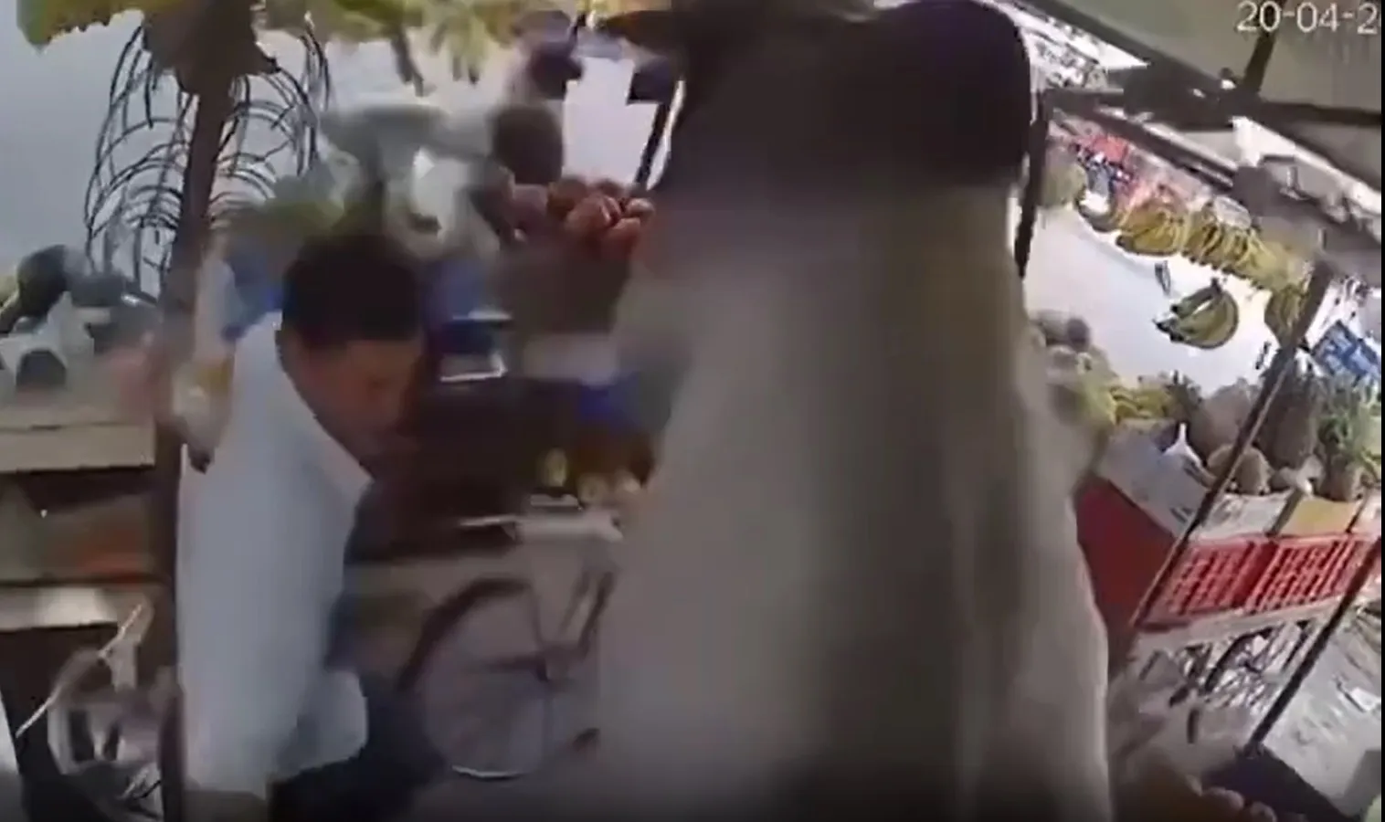  फल खरीद रहीं महिलाओं पर कूदा आवारा सांड, बाल-बाल बचे लोग | VIDEO VIRAL