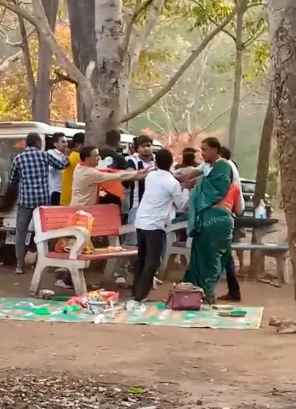 Vedio : मंदिर परिसर में दो पक्षों के बीच विवाद, कई घायल