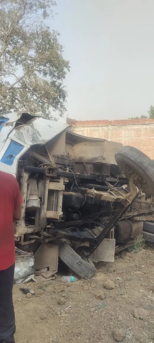 रीवा: बस और बाइक की भीषण टक्कर, तीन की मौत, कई घायल