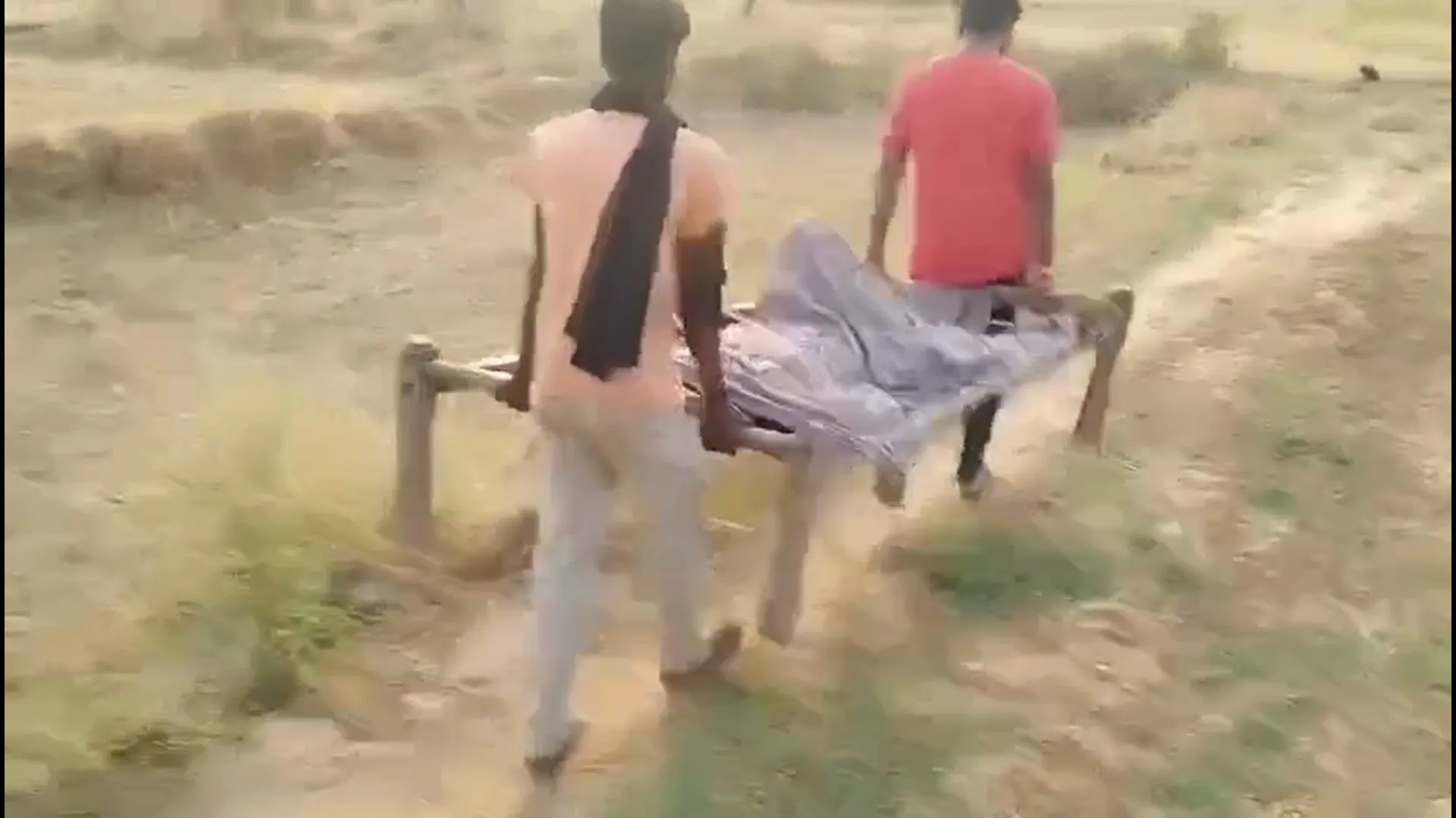 Video : स्वास्थ्य व्यवस्था की शर्मनाक हकीकत: मऊगंज में प्रसव पीड़िता को दो किलोमीटर खाट पर ले जाना पड़ा