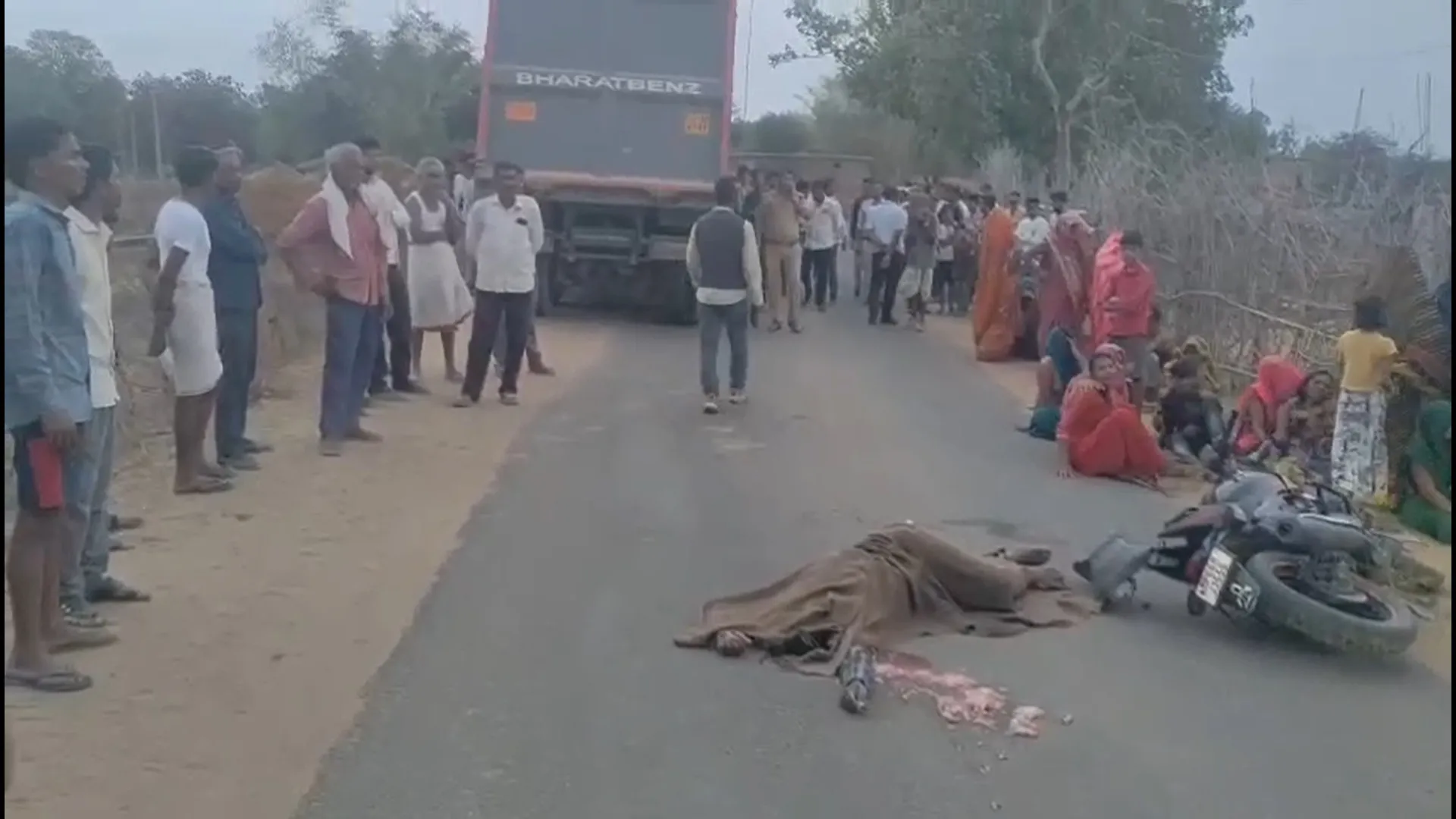 सिंगरौली: तेज रफ्तार हाइवा की चपेट में आया बाइक सवार, मौके पर हुई दर्दनाक मौत