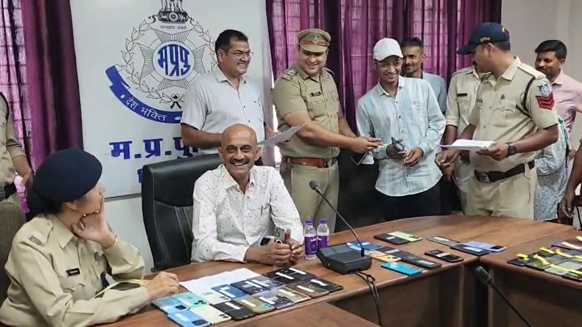 जनसेवा में आगे रीवा पुलिस: 190 मोबाइल बरामद कर असली मालिकों को लौटाए
