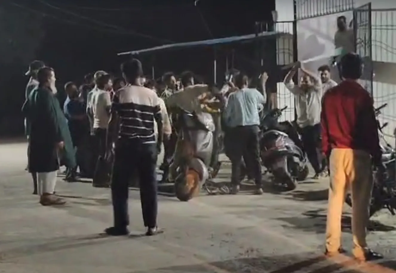 Video : मटन मार्केट में दो गुटों के बीच खूनी संघर्ष, लाठी-डंडे और लोहे की रॉड से हमला, कई घायल