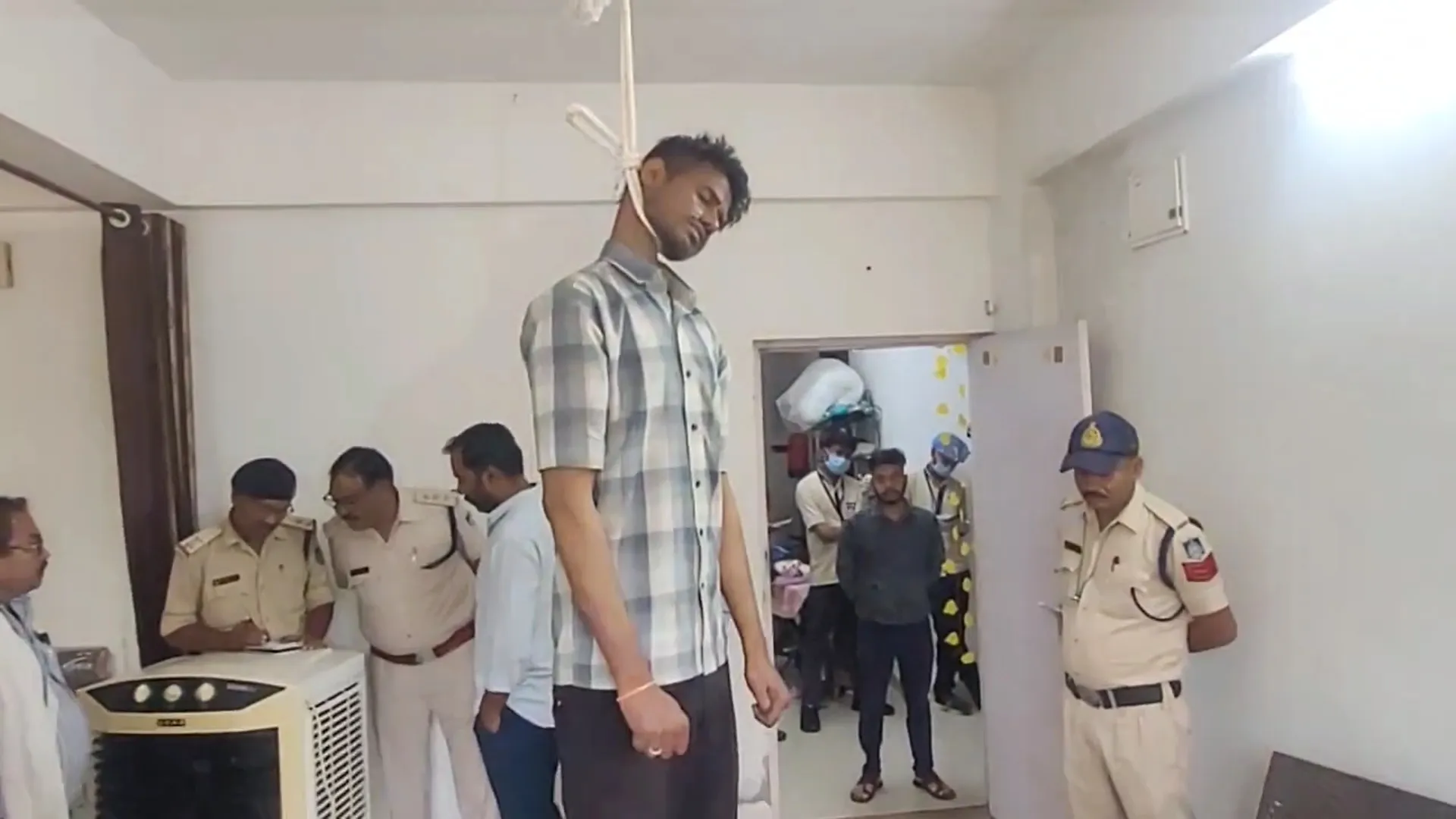 विदिशा में अटल बिहारी कॉलेज के कर्मचारी ने की आत्महत्या, सुसाइड नोट में महिला का जिक्र