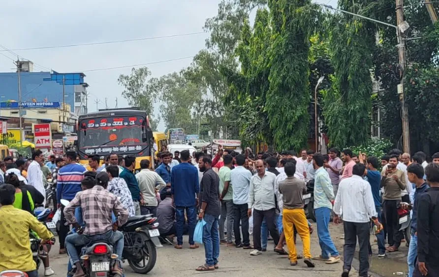 केंद्रीय कृषि मंत्री के संसदीय क्षेत्र में खाद संकट, किसानों का हंगामा — इंदौर-भोपाल हाईवे जाम
