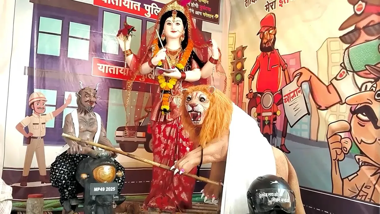 नरसिंहपुर में कला और संदेश का संगम: मातारानी ने बाइक चालकों को कराया जागरूक