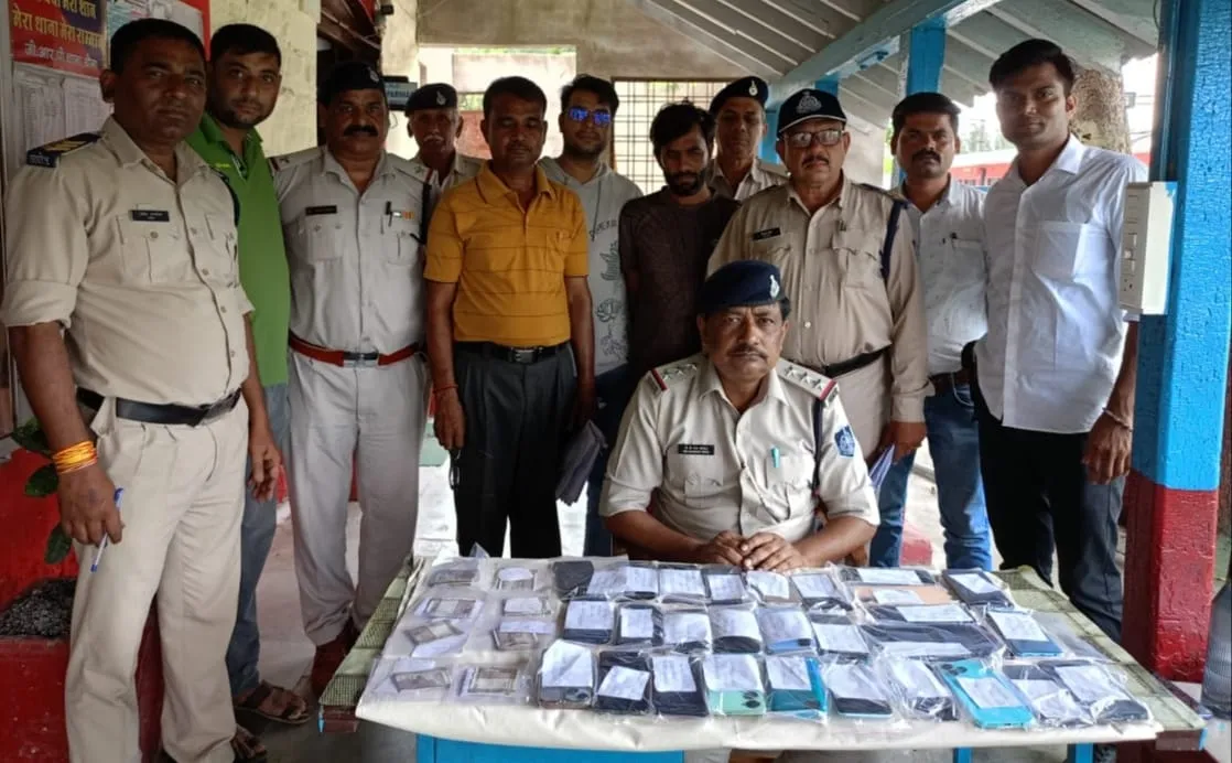जीआरपी बीना की बड़ी कार्रवाई: ट्रेनों में चोरी करने वाला आरोपी गिरफ्तार, 28 मोबाइल समेत 5.36 लाख का माल बरामद