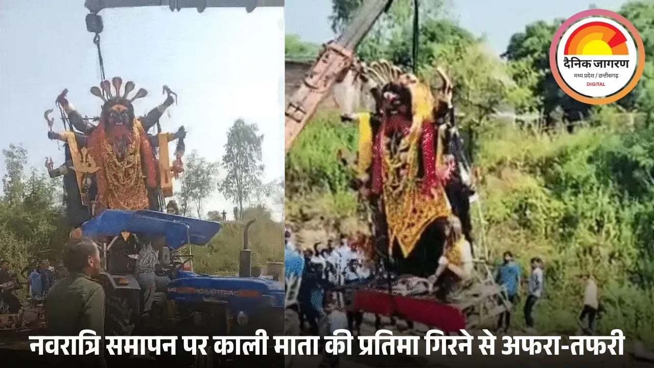 कुरावर में क्रेन पलटी, 15 फीट काली माता की प्रतिमा खंडित; श्रद्धालु बाल-बाल बचे