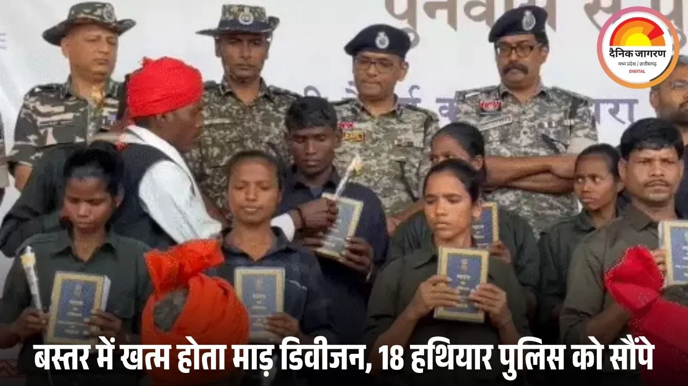 कांकेर में 21 नक्सलियों ने डाले हथियार: 13 महिलाएं शामिल, मांझियों ने गुलाब व संविधान की किताब देकर किया स्वागत