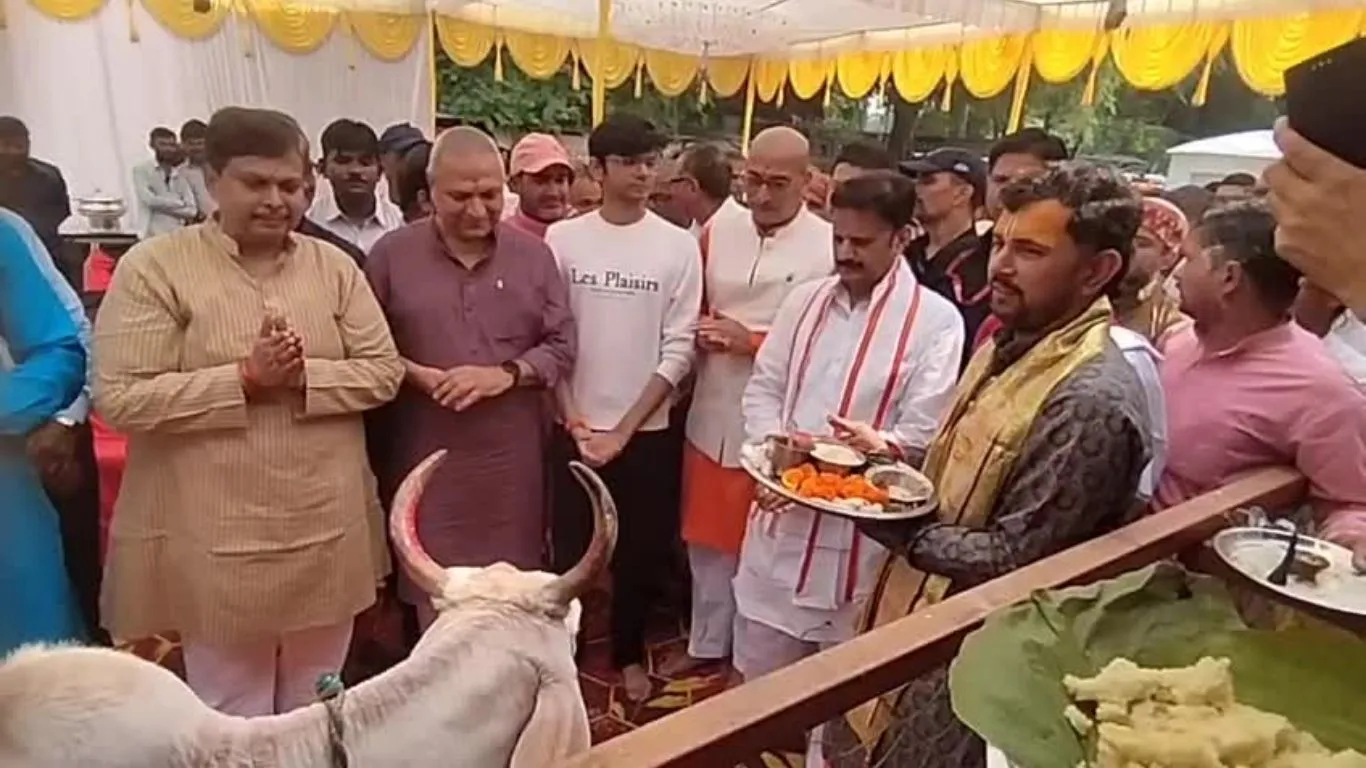 उप मुख्यमंत्री राजेंद्र शुक्ल ने लक्ष्मण बाग गौशाला में की गोवर्धन पूजा और गौ-सेवा