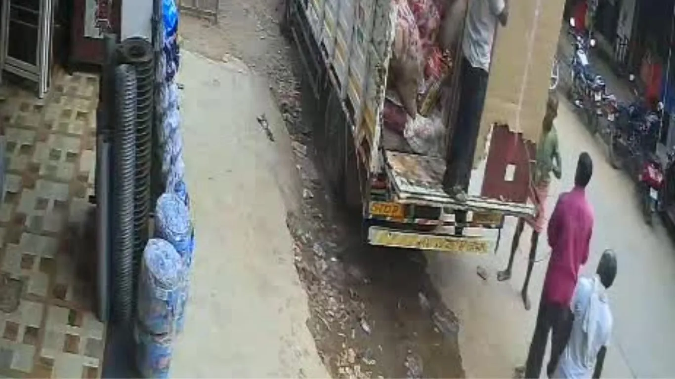 video : भारी प्लाई गिरने से अधेड़ घायल, बाजार में मची अफरा-तफरी