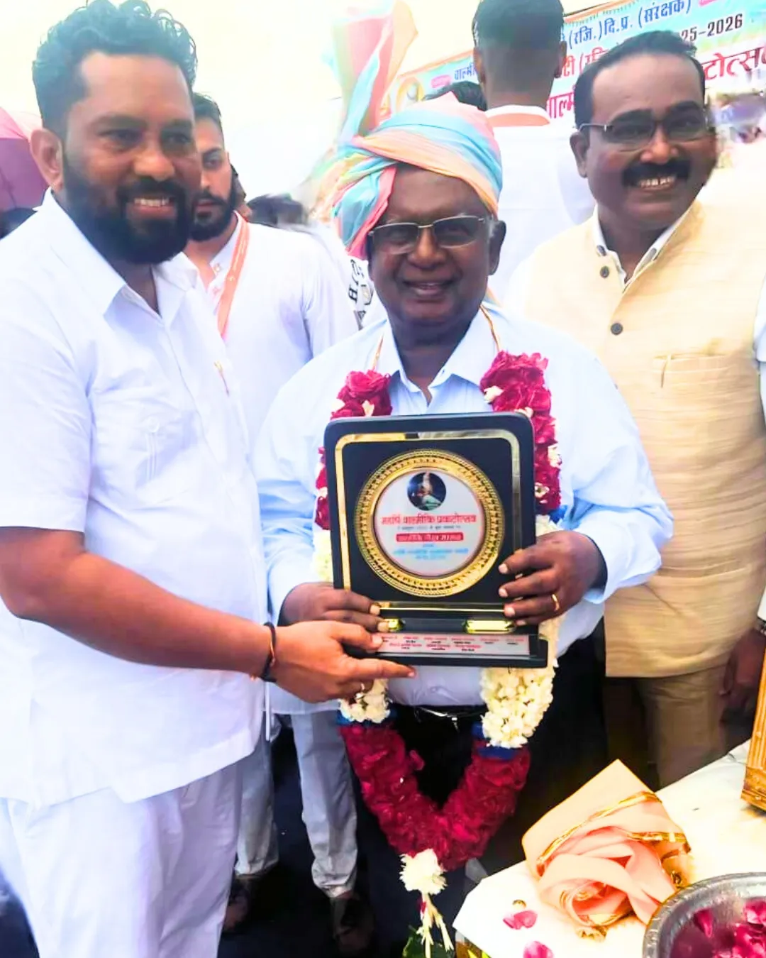 पूर्व CJI बालकृष्णन और सांसद मनोज तिवारी ने लिया शोभा यात्रा में हिस्सा