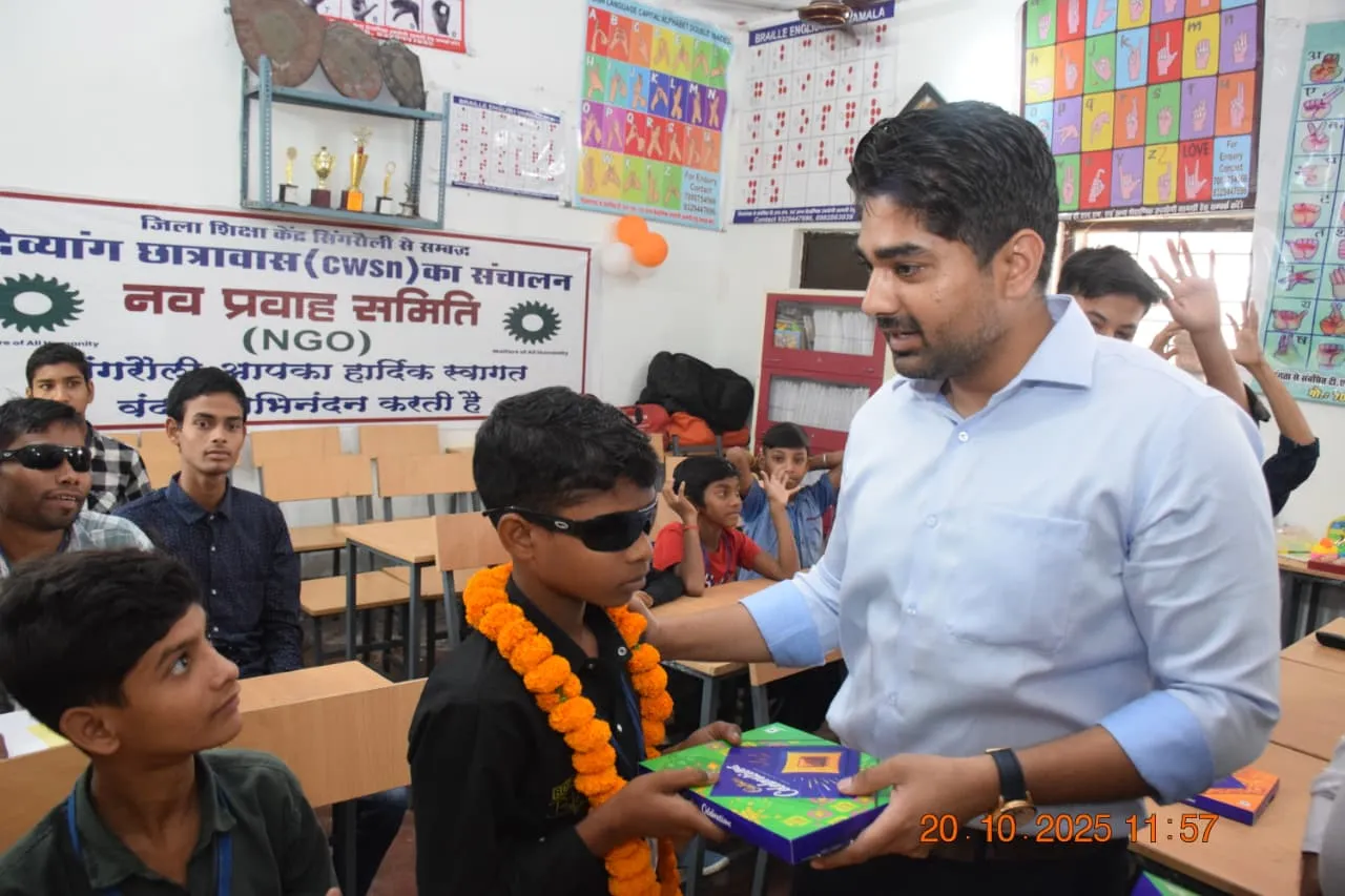 MP : सिंगरौली कलेक्टर ने दिव्यांग बच्चों संग मनाई दीपावली, मिठाई खिलाई और दी कंप्यूटर की सौगात