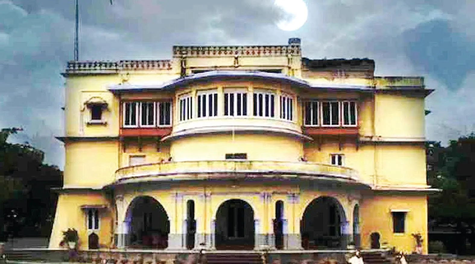 गांव की हवेली से अब भी आती हैं हंसी की आवाजें — आदित्य और प्रिया का रहस्यमयी किस्सा बना लोककथा