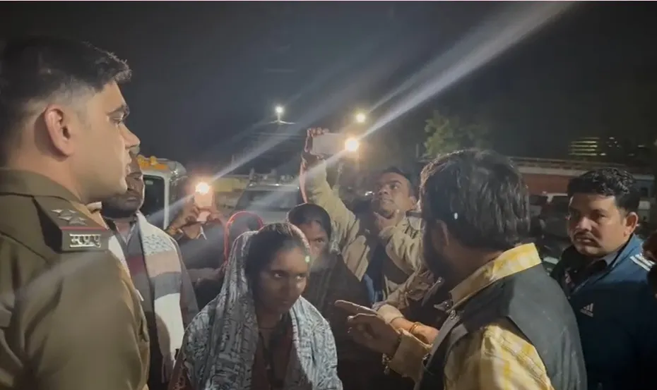 छात्रा से छेड़छाड़ की रिपोर्ट दर्ज न होने पर पिता फूट-फूटकर रोए; सांसद बंटी साहू ने थाने पहुँचकर जताई नाराजगी, तब दर्ज हुई FIR