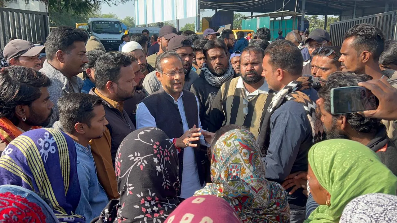 आधे महीने की सैलरी से नाराज सफाईकर्मी, कांग्रेस नेता रविन्द्र साहू बोले— अन्याय नहीं सहेंगे