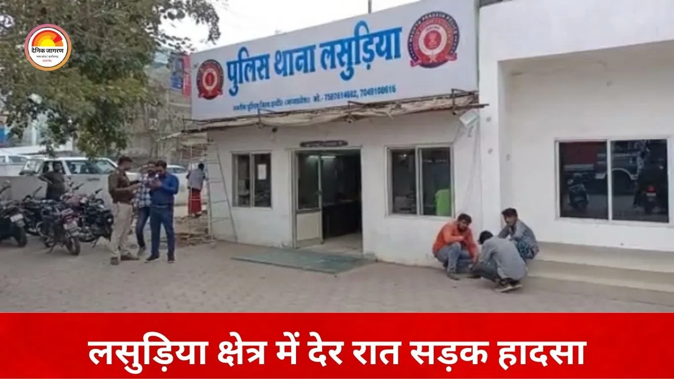 इंदौर में तेज रफ्तार कार हादसा: डिवाइडर से टकराई गाड़ी, दो युवक घायल